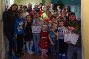 Groepsfoto met Oekraïense kinderen en vrijwilligers tijdens een hulpactie van OPORA.